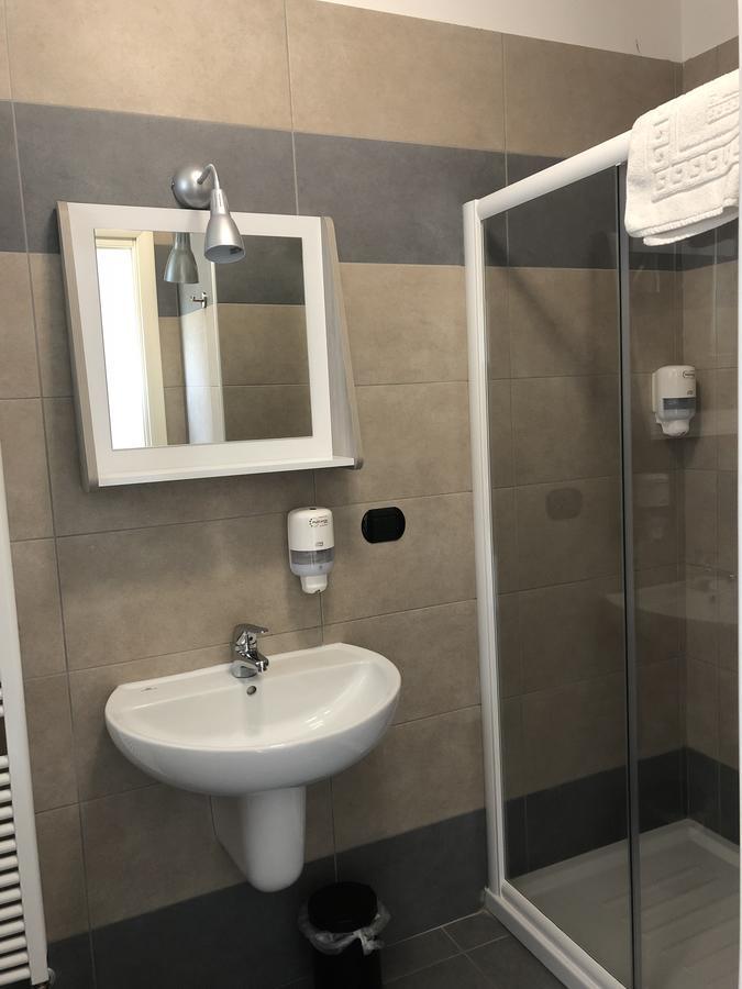 Cascina Monte Diviso Hostel Галарате Екстериор снимка